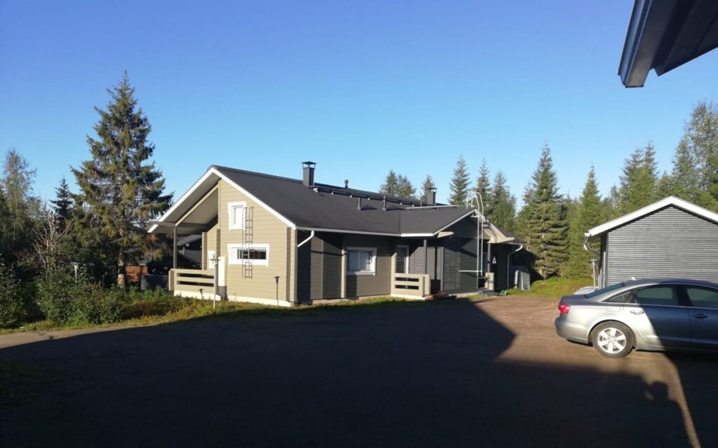Ruka-majan lomamaja ja piha kesäisessä maisemassa